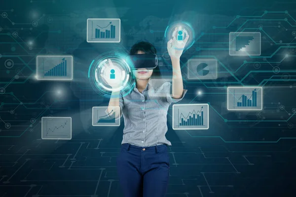 Zakenvrouw dragen van virtuele realiteit met virtueel scherm — Stockfoto