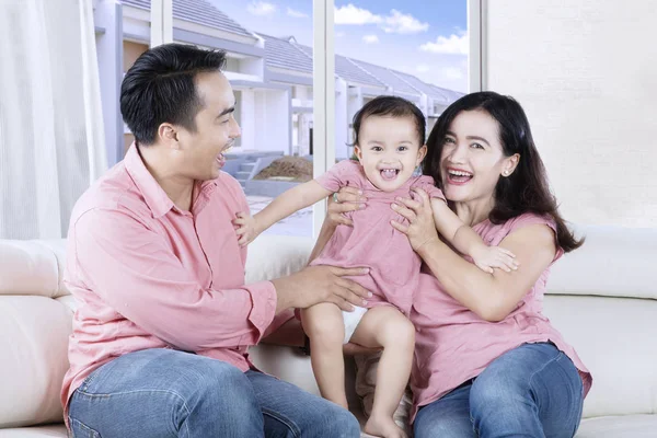 Fröhliche Familie lacht zusammen — Stockfoto