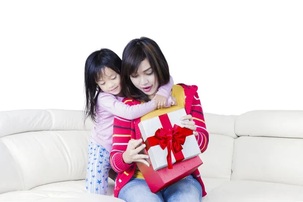 Niño y madre abren una caja de regalos —  Fotos de Stock