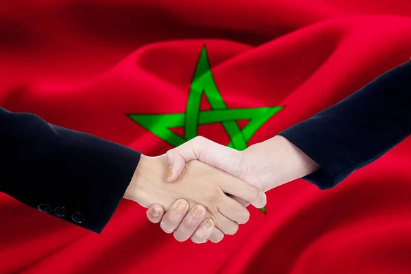 Stretta di mano di collaborazione con la bandiera del Marocco — Foto Stock