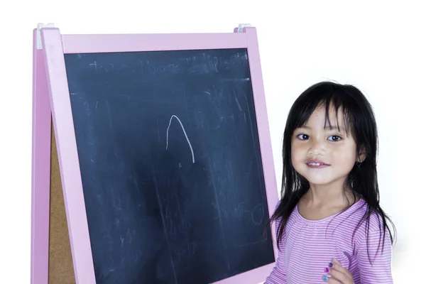 Mignonne petite fille avec tableau noir — Photo