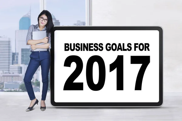 Предприниматель придерживается бизнес-целей 2017 года — стоковое фото