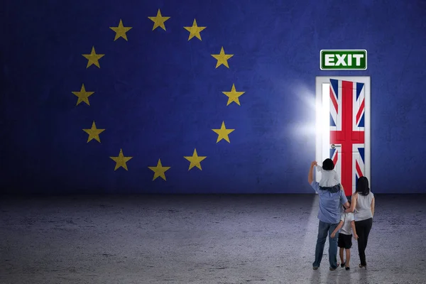Family looking at brexit door — Stock Photo, Image