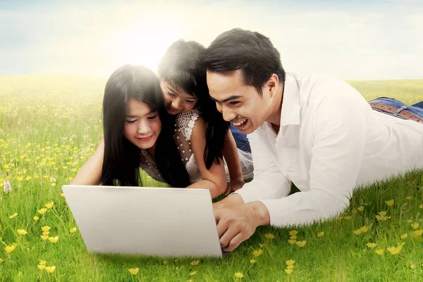 Familie laptop gebruikt op gras — Stockfoto