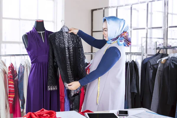 Fashion designer holds clothes — Stock Photo, Image