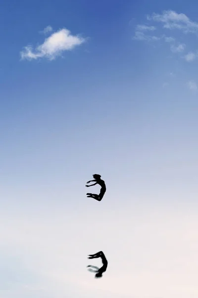 Kvinnliga dansare dansar balett på himlen — Stockfoto