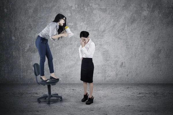 Leader femminile gridando al suo dipendente — Foto Stock