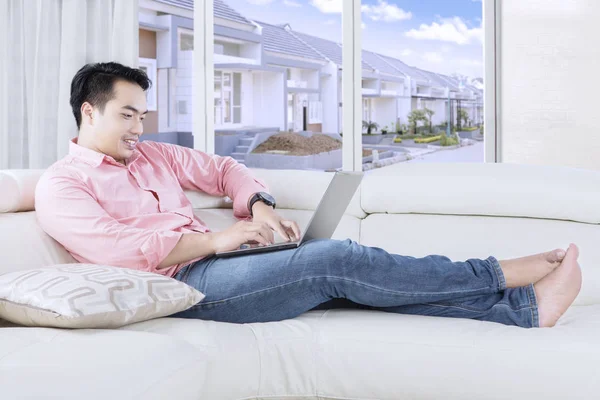 Schöner Mann tippt auf Laptop — Stockfoto