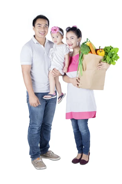 Felices compras familiares verduras — Foto de Stock