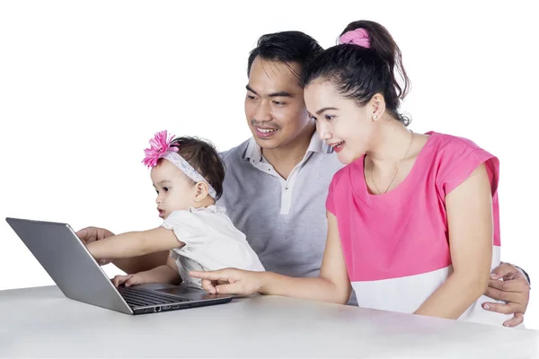 Família feliz usando laptop juntos — Fotografia de Stock