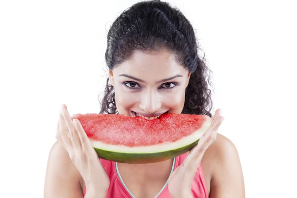 Indiase vrouw bijten watermeloen op studio — Stockfoto