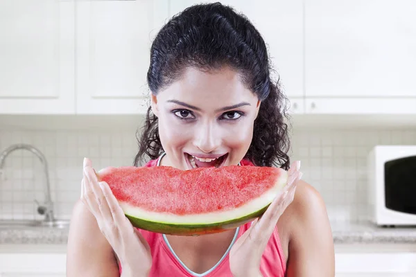 Indiase vrouw houdt watermeloen in de keuken — Stockfoto