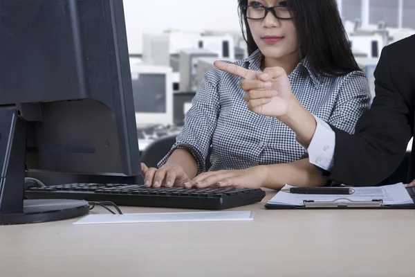 Ledare och assistent med dator på arbetsplatsen — Stockfoto