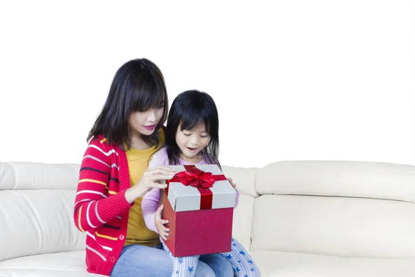 Madre e hijo abren caja de regalo — Foto de Stock