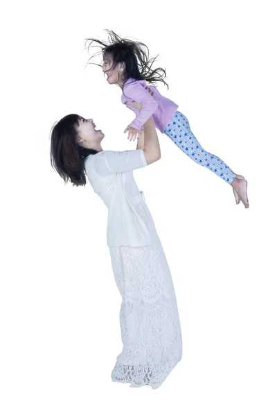 Mutter hebt ihr kleines Mädchen in die Höhe — Stockfoto