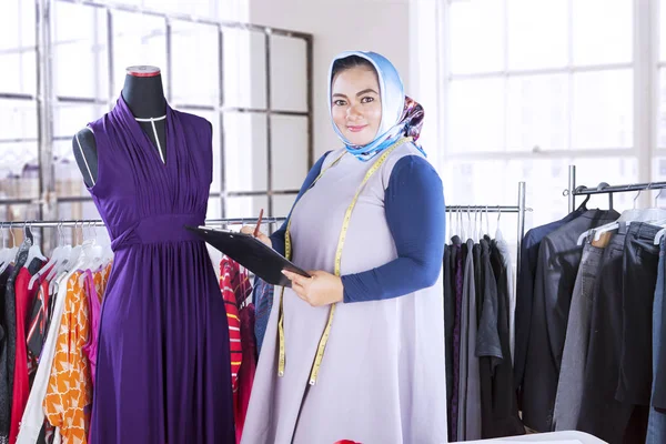 Muslim fashion designer looks confident — Stock Photo, Image