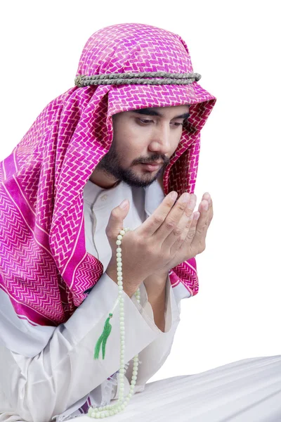 Islamitische man bidt tot de Allah op studio — Stockfoto