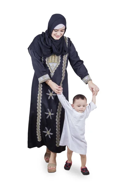 イスラム教徒の母親を教えて彼女の男の子を歩く — ストック写真