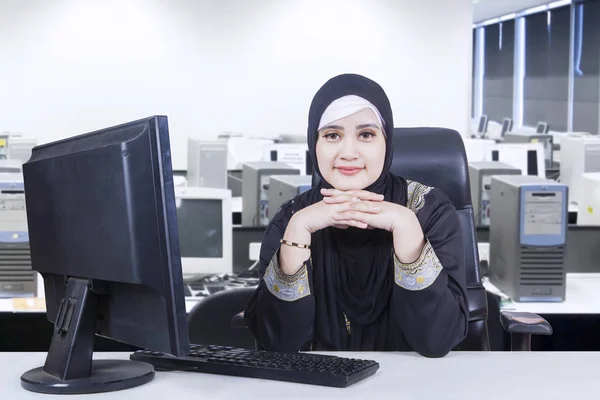Fundersam arabisk affärskvinna med dator — Stockfoto