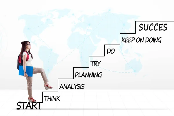 学生は成功への階段を歩く — ストック写真