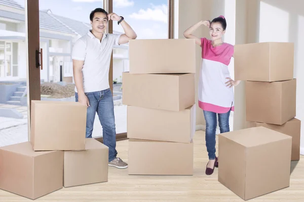 Woman and man standing with box — Stock Photo, Image