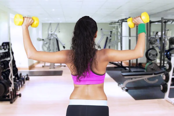 Mujer haciendo ejercicio con pesas — Foto de Stock