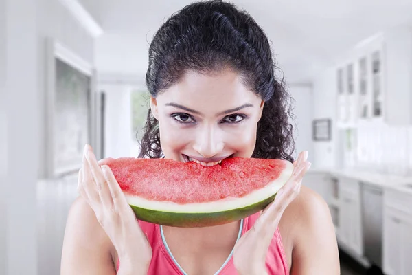 Vrouw genieten van verse watermeloen thuis — Stockfoto