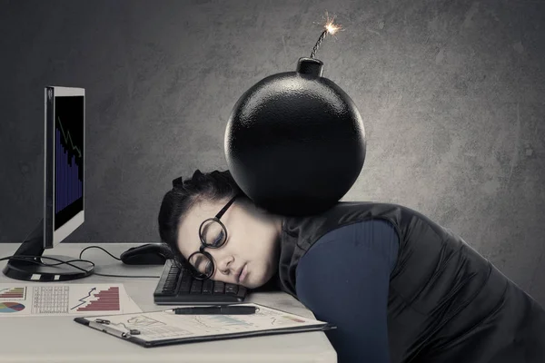 Frau fühlt sich müde mit Bombe über Kopf — Stockfoto