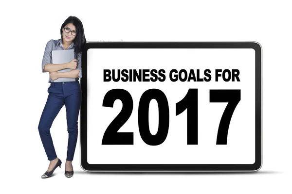 Donna con obiettivi di business 2017 a bordo — Foto Stock