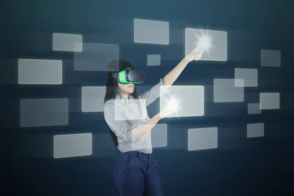 Frau mit futuristischem Bildschirm und vr-Headset — Stockfoto