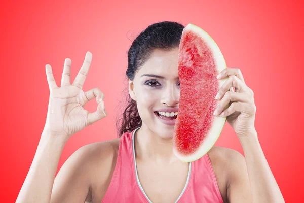 Frau mit Scheibe Wassermelone auf rotem Hintergrund — Stockfoto