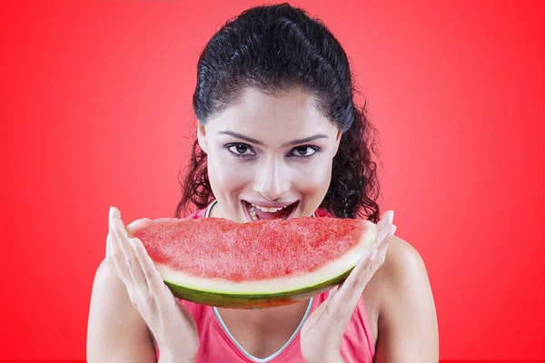 Vrouw met zoete watermeloen op rode achtergrond — Stockfoto
