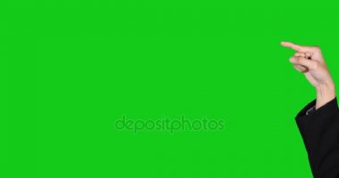  Stüdyoda gösteren işadamı ele