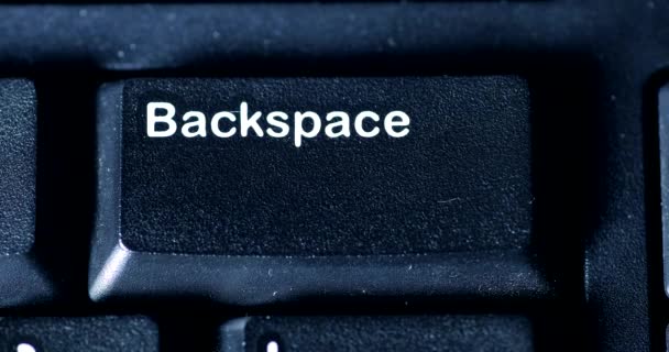 Prstem stisknutím klávesy Backspace — Stock video