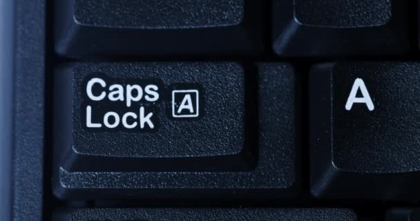 Dedo pressionando o botão Caps Lock — Vídeo de Stock