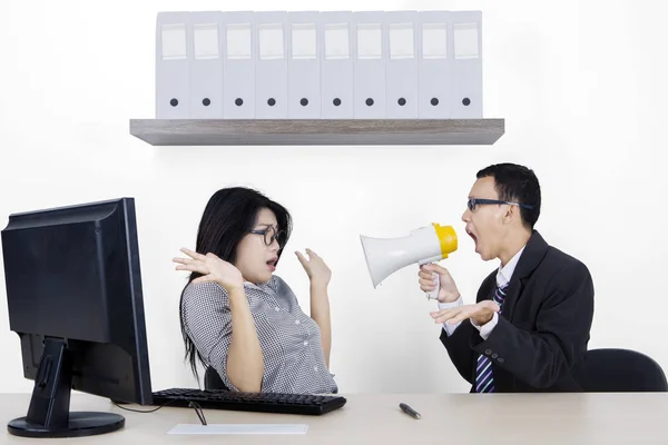 Gerente irritado e secretário com megafone — Fotografia de Stock