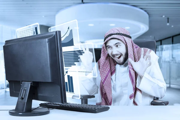 Αραβική επιχειρηματίας αισθάνεται ευτυχισμένος με εικονικό γράφημα — Φωτογραφία Αρχείου