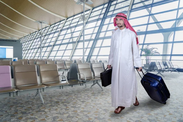 Arabischer Geschäftsmann spaziert in Flughafen — Stockfoto