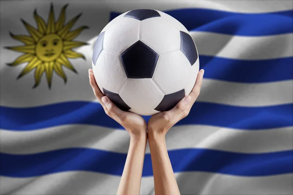 Armas sosteniendo pelota con bandera de Uruguay —  Fotos de Stock