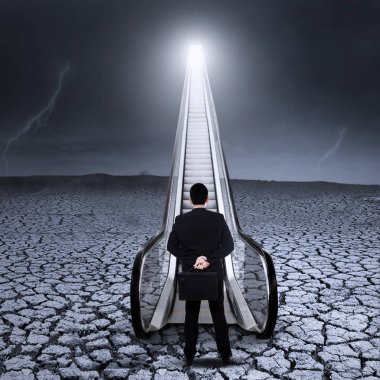 Yürüyen merdiven ayakta işadamı