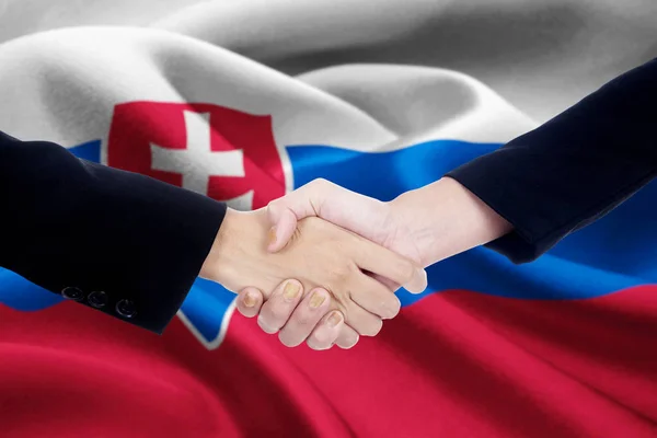 Business handskakning med Slovakiens flagga — Stockfoto