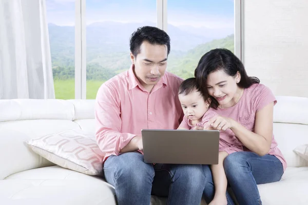 Fröhliche Familie schaut sich zu Hause einen Film an — Stockfoto
