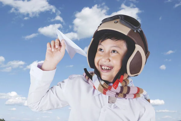 Kind speelt een papier vliegtuig — Stockfoto