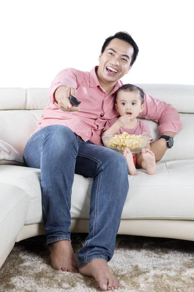 Baba ve kızı studio tv izlerken — Stok fotoğraf