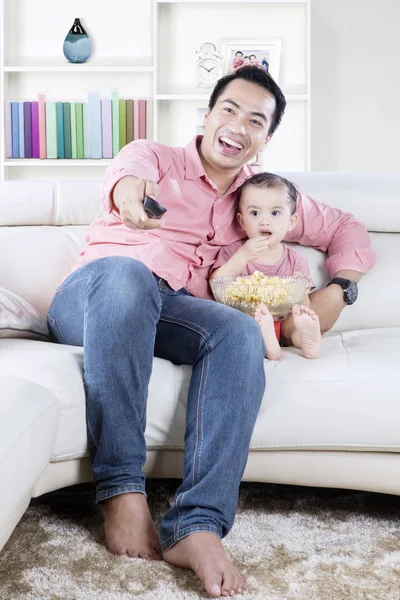 Pai assistindo tv com a filha em casa — Fotografia de Stock