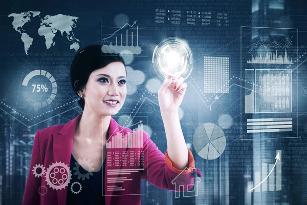 Vrouwelijke ondernemer drukt op knop op futuristische scherm — Stockfoto