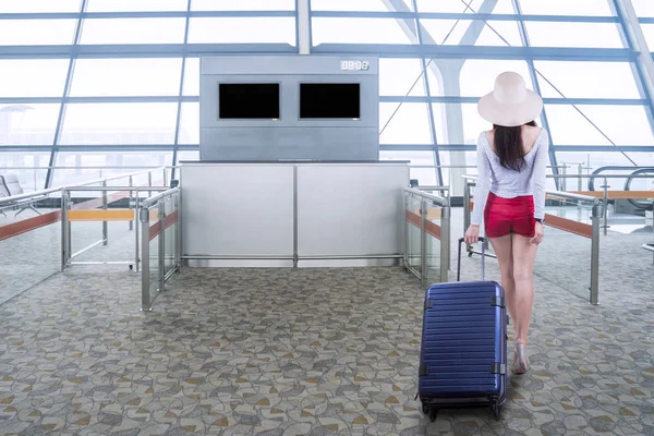 Female traveler walks in airport — Stock Photo, Image