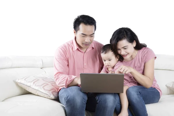 Kijken naar een film op een laptop en gelukkige familie — Stockfoto