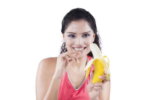 Indianerin schält im Studio eine Banane — Stockfoto