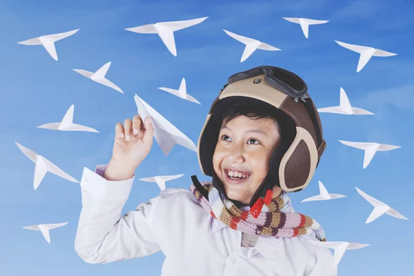 Kind spelen papier vliegtuigen — Stockfoto